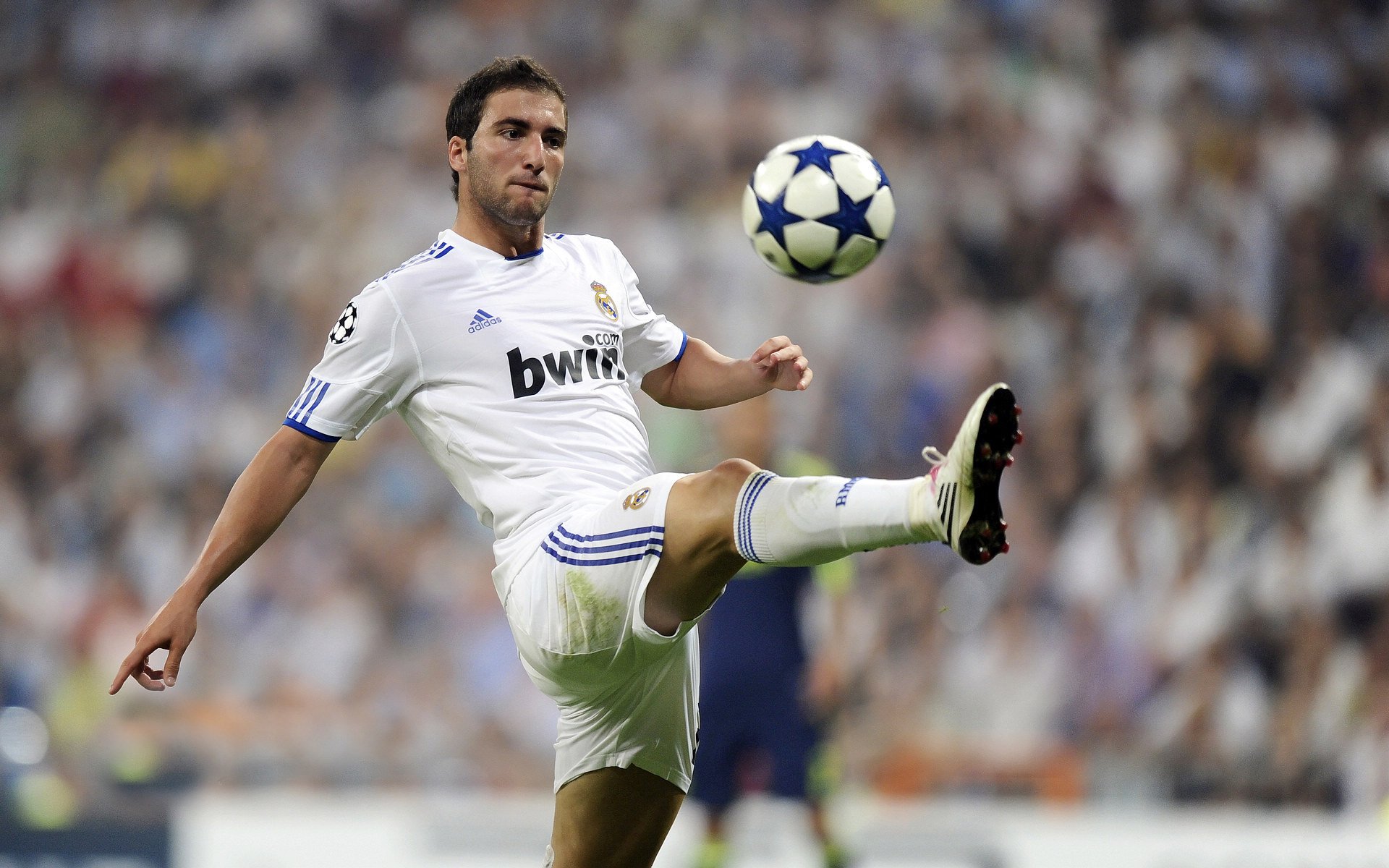 九游体育-哈兰德重返赛场，比赛局势复杂首场状态出色，皇家马德里观众沸腾！引发球迷热议